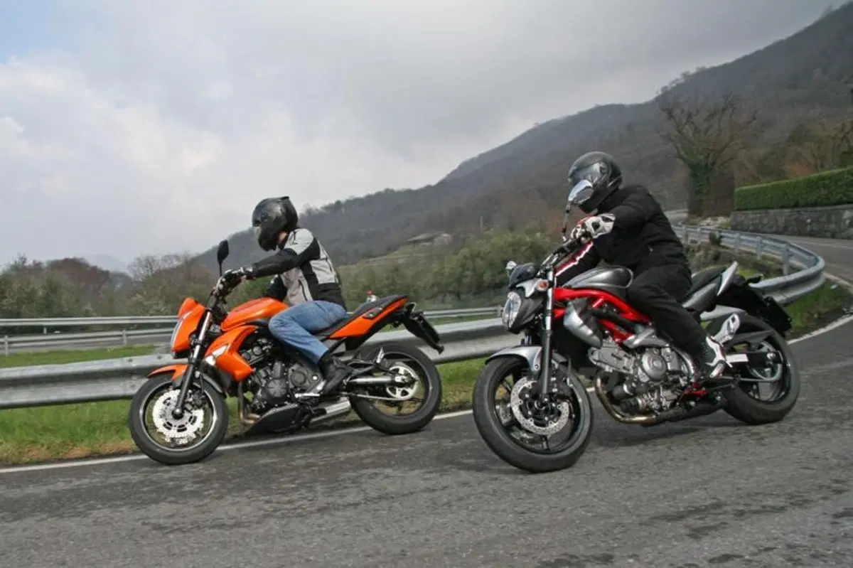 Kawasaki ER-6n VS Suzuki Gladius 650  (5)