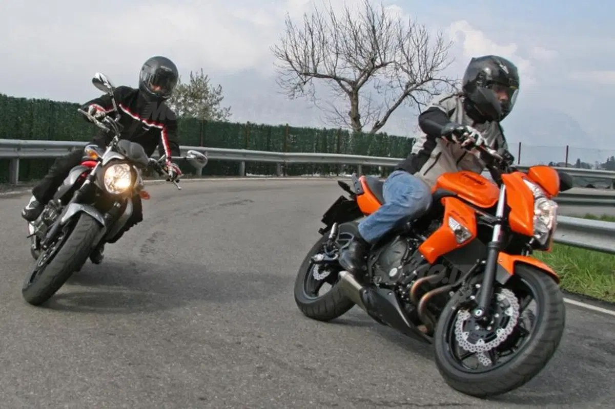 Kawasaki ER-6n VS Suzuki Gladius 650  (7)