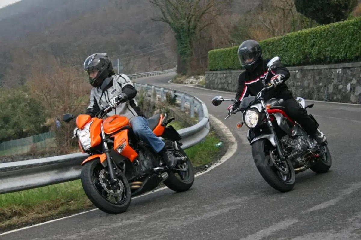 Kawasaki ER-6n VS Suzuki Gladius 650  (8)