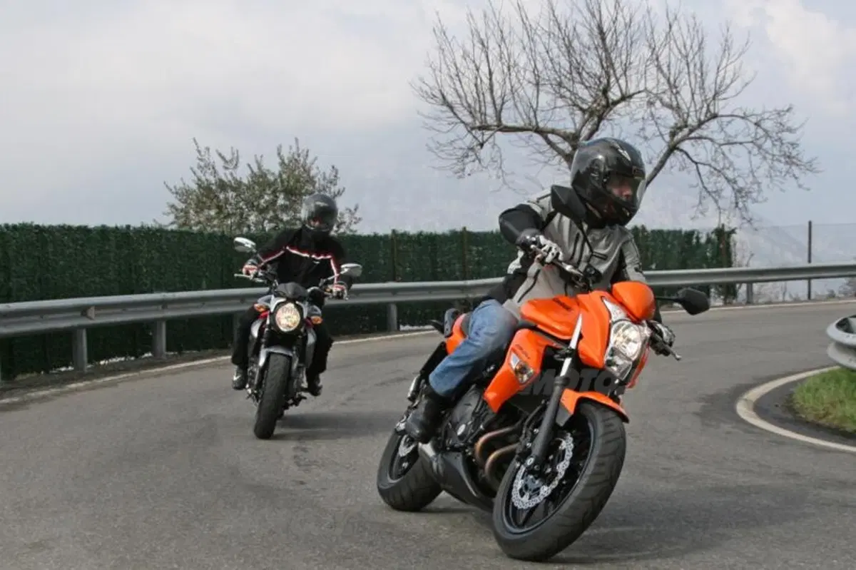 Kawasaki ER-6n VS Suzuki Gladius 650  (9)