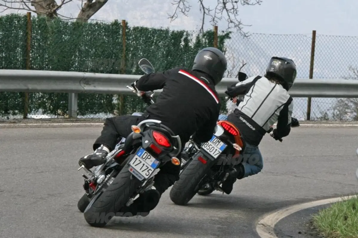 Kawasaki ER-6n VS Suzuki Gladius 650  (10)
