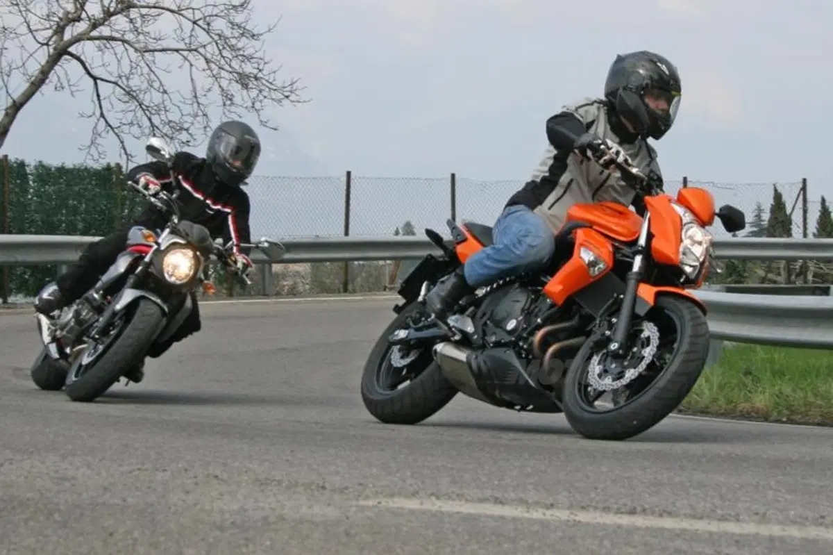 Kawasaki ER-6n VS Suzuki Gladius 650  (11)