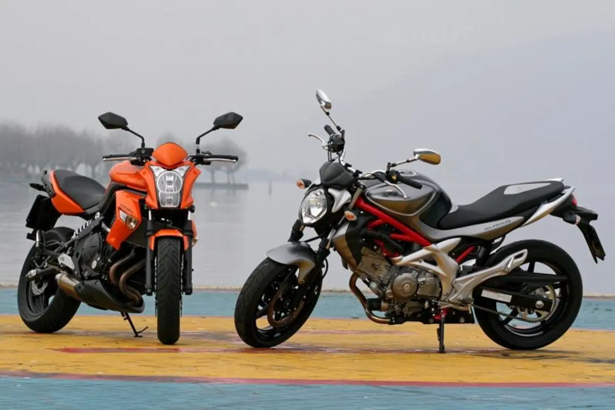 Kawasaki ER-6n VS Suzuki Gladius 650  (14)