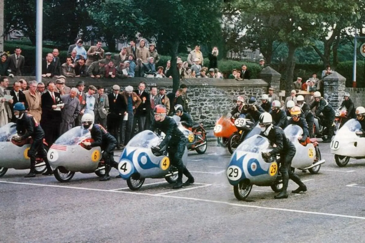 Tourist Trophy, carena vintage sulla Agni E1 