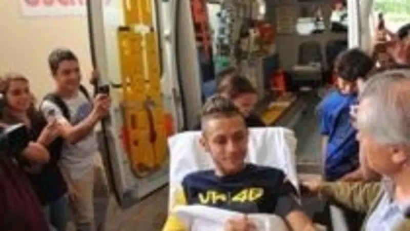 Valentino Rossi lascia l'ospedale di Firenze