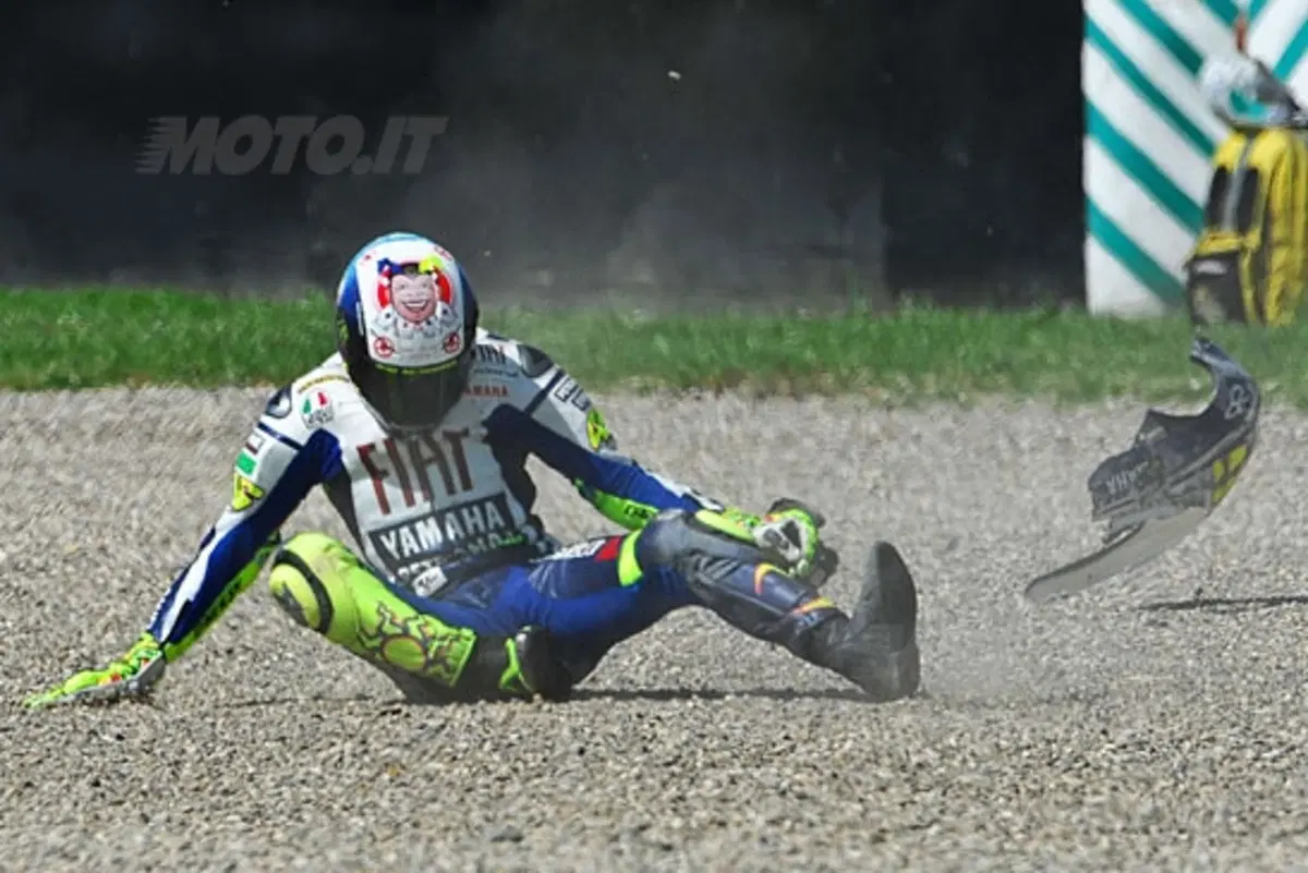 Valentino Rossi lascia l'ospedale di Firenze (4)