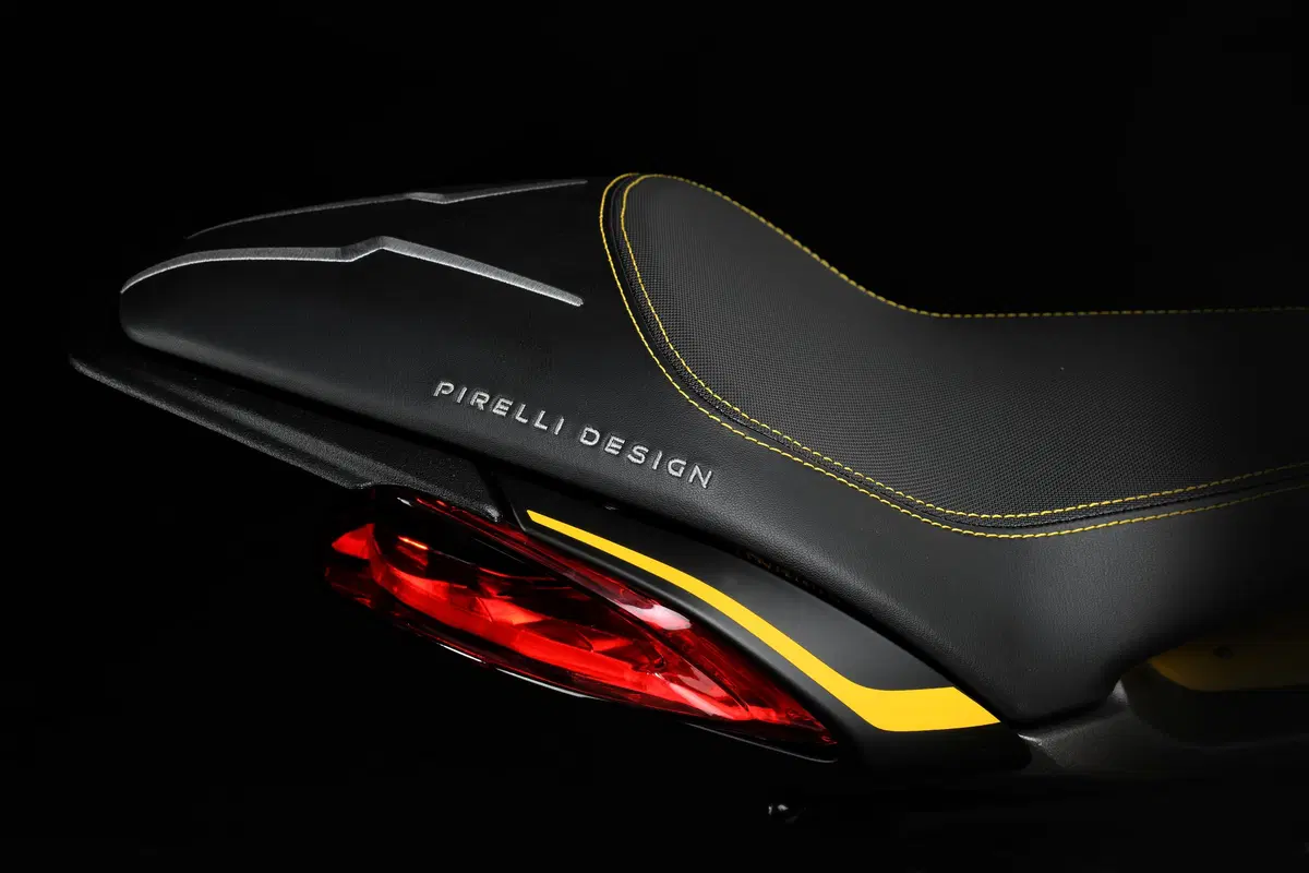 MV Agusta Brutale Dragster 800 RR Pirelli (15)