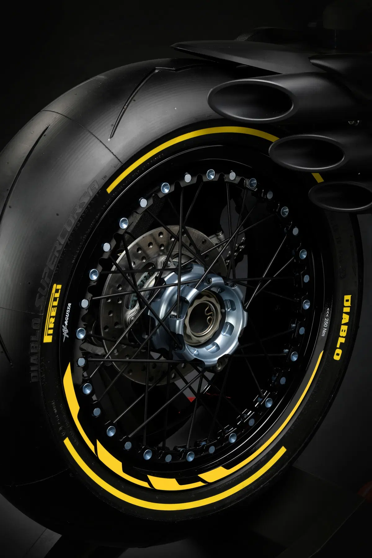 MV Agusta Brutale Dragster 800 RR Pirelli (19)