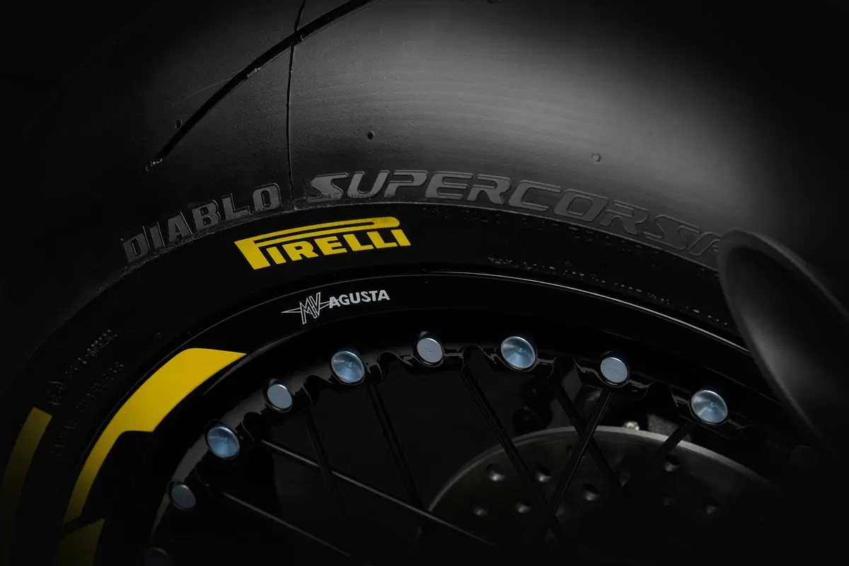MV Agusta Brutale Dragster 800 RR Pirelli (20)