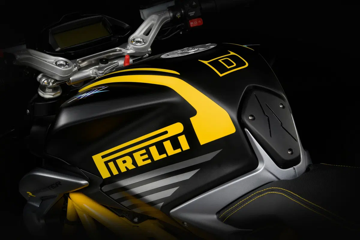 MV Agusta Brutale Dragster 800 RR Pirelli (10)