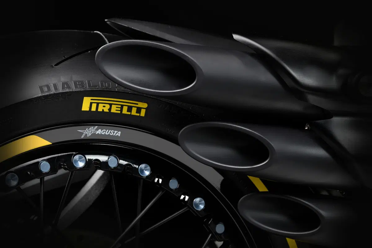 MV Agusta Brutale Dragster 800 RR Pirelli (21)