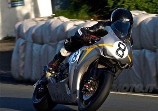 Tourist Trophy. Gara Senior sospesa a causa di una caduta di Guy Martin