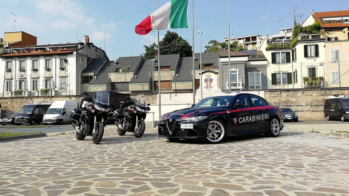 Carabinieri in azione! Con loro a sirene spiegate per le vie di Milano (3)