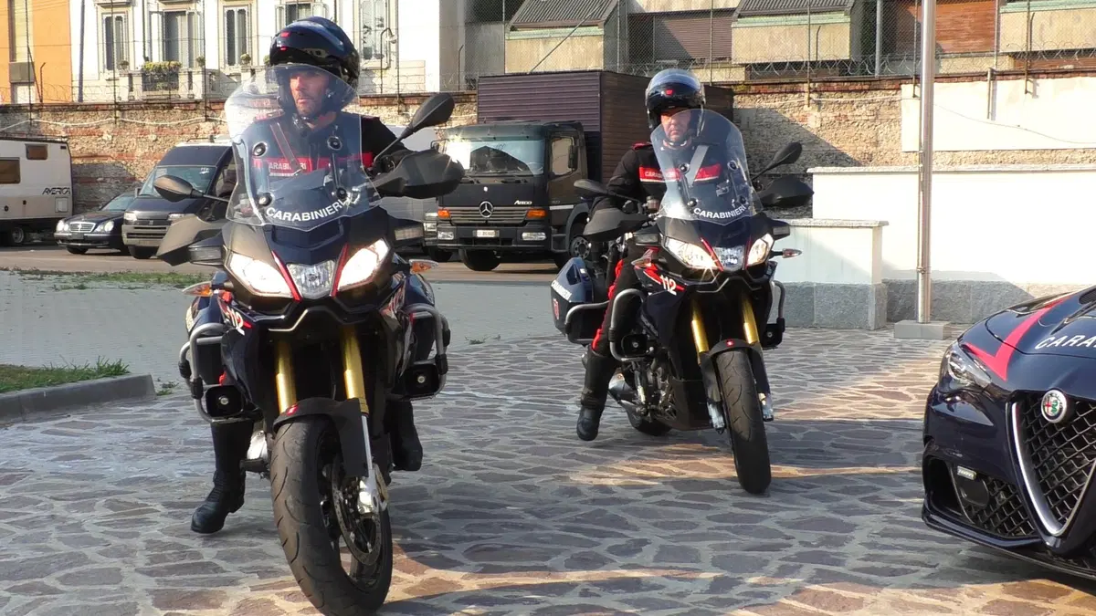 Carabinieri in azione! Con loro a sirene spiegate per le vie di Milano (5)