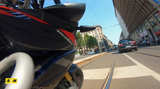 L'Aprilia nelle vie del centro di Milano