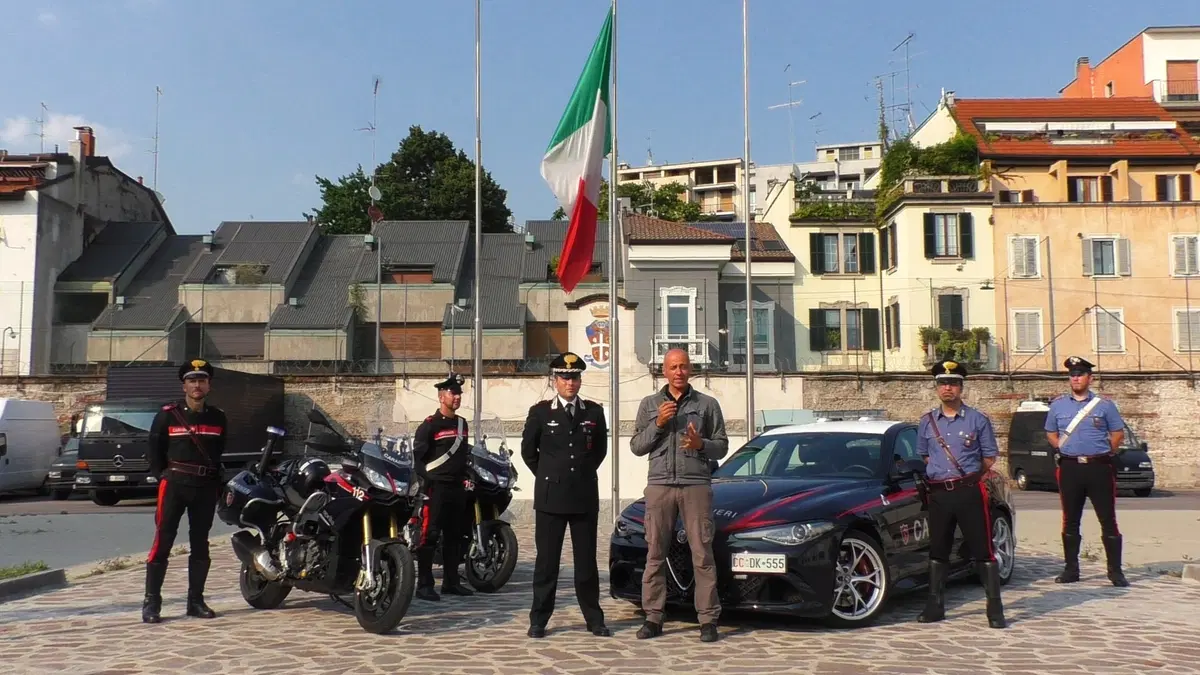 Carabinieri in azione! Con loro a sirene spiegate per le vie di Milano