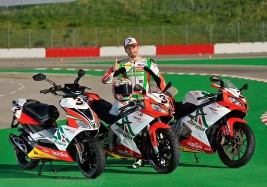 Aprilia presenta la gamma Replica Superbike Alitalia