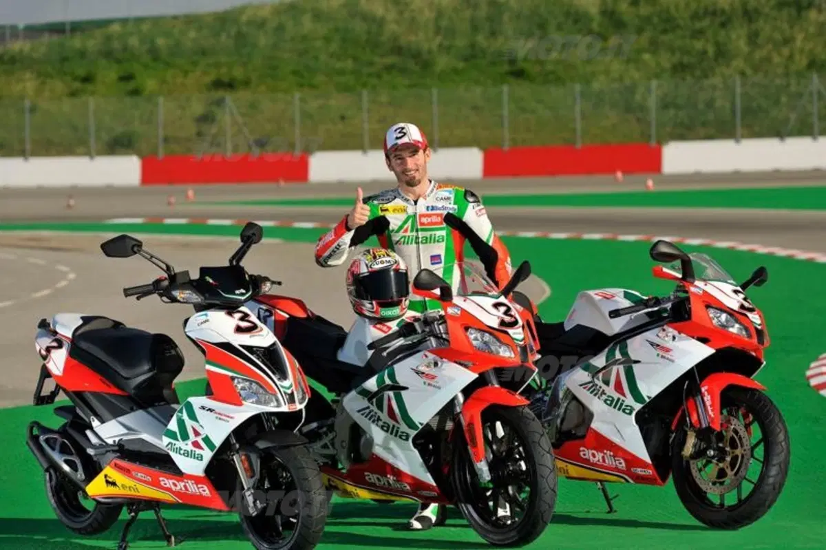 Aprilia presenta la gamma Replica Superbike Alitalia