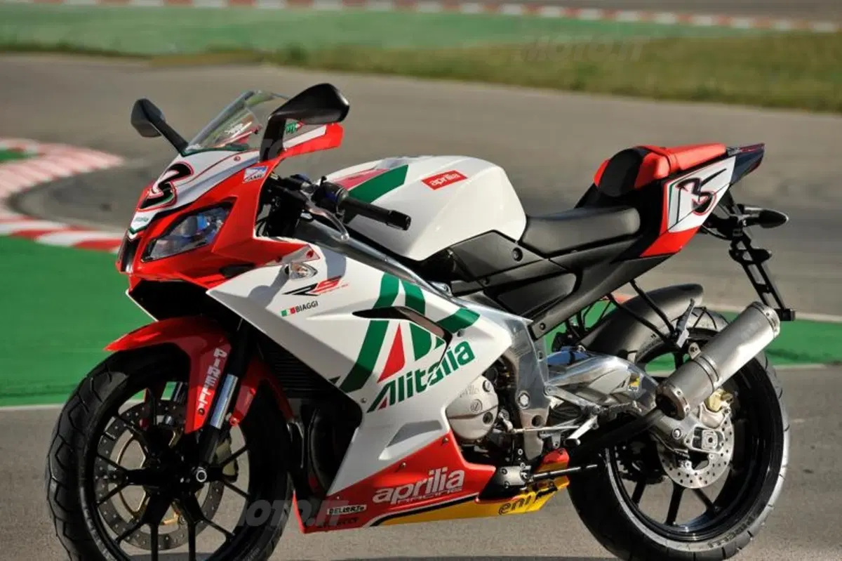 Aprilia presenta la gamma Replica Superbike Alitalia (2)
