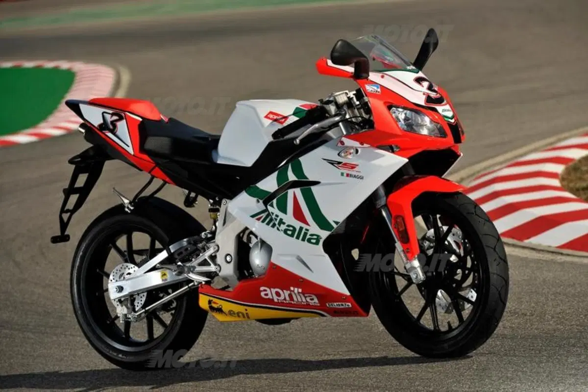 Aprilia presenta la gamma Replica Superbike Alitalia (3)