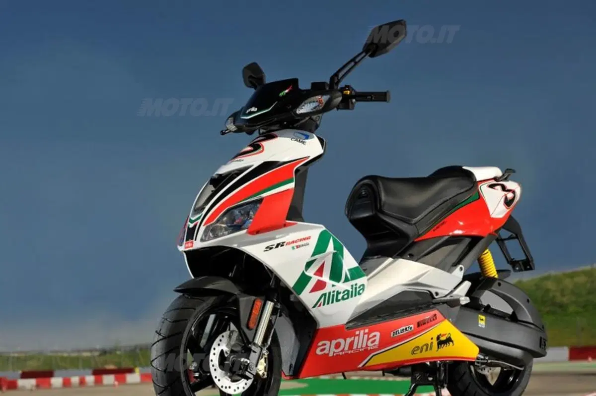 Aprilia presenta la gamma Replica Superbike Alitalia (4)
