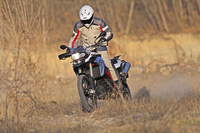 La F800GS è adatta chi si vuole avvicinare al fuoristrada in sella a una grande moto da enduro bicilindrica  