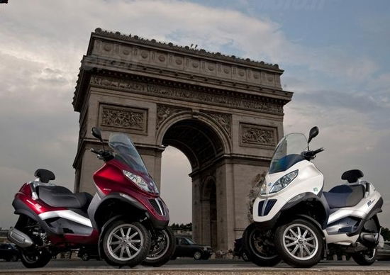 Piaggio presenta MP3 300ie, anche Hybrid