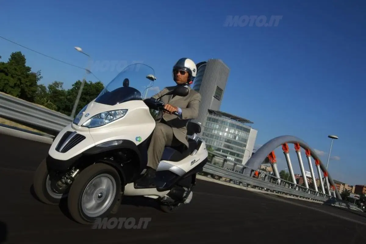 Piaggio presenta MP3 300ie, anche Hybrid