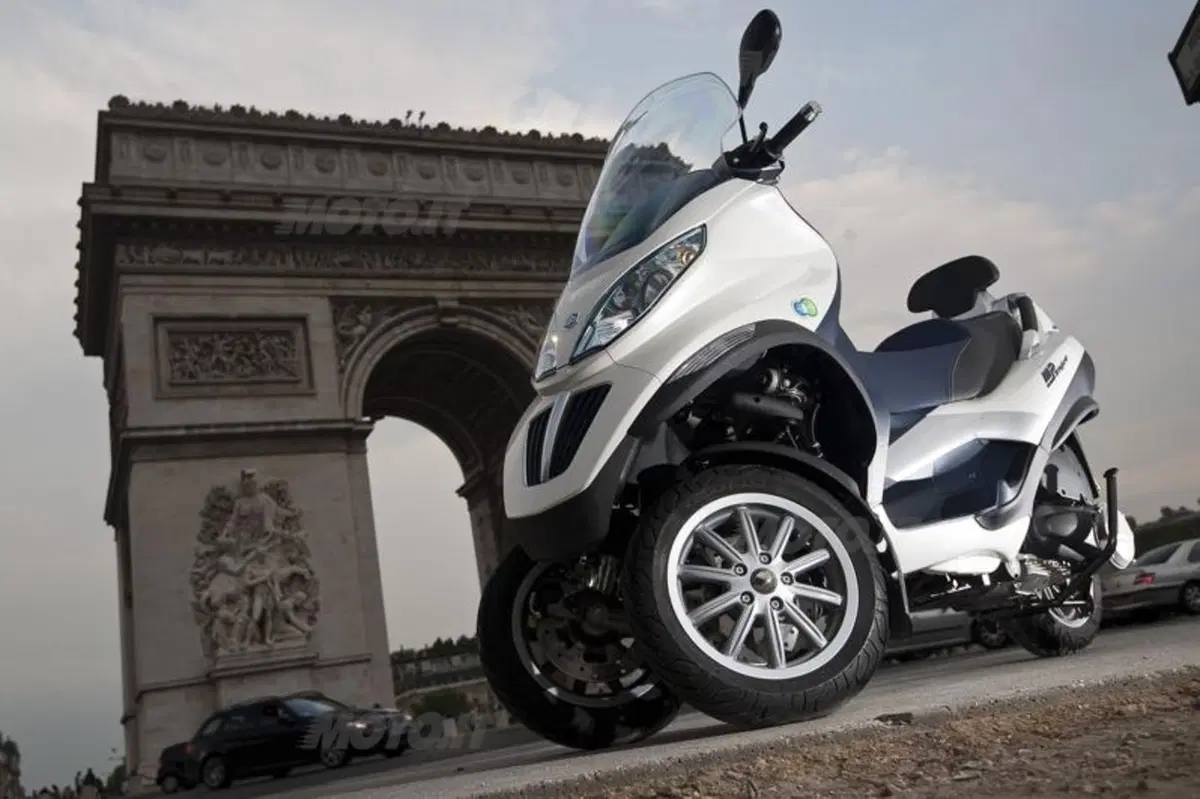 Piaggio presenta MP3 300ie, anche Hybrid (2)