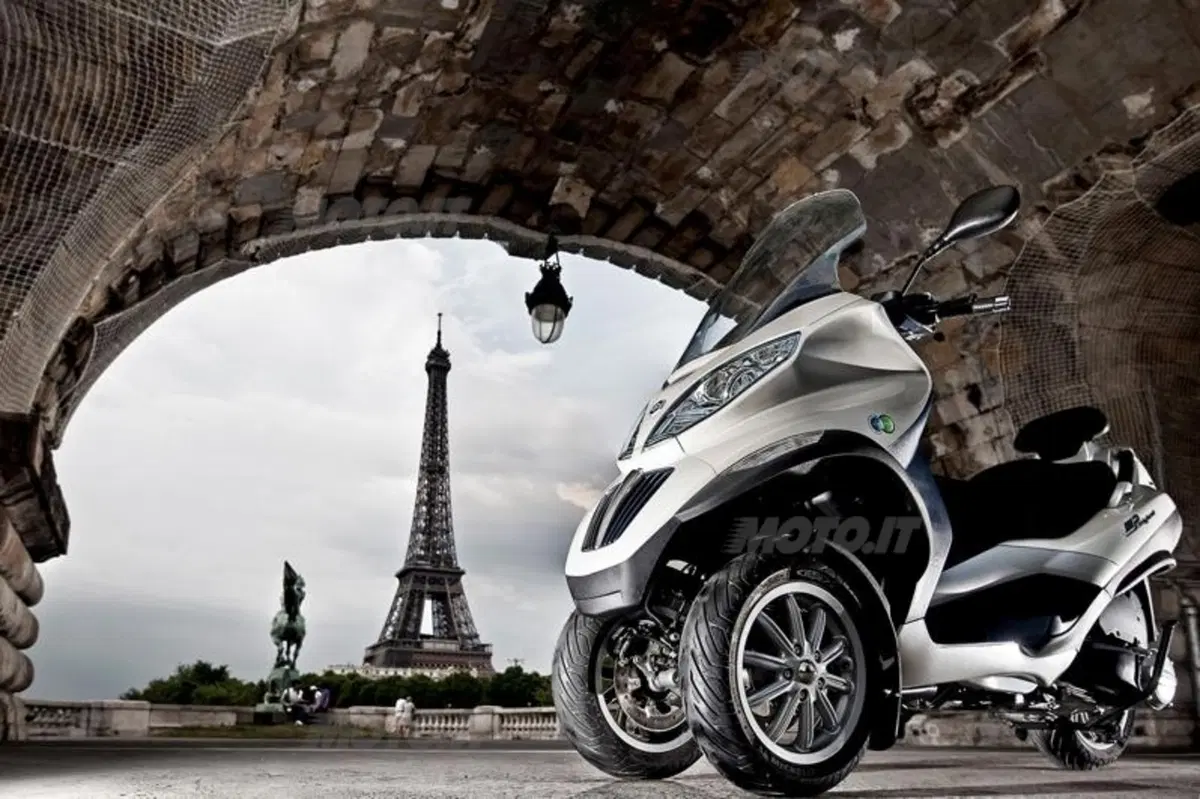 Piaggio presenta MP3 300ie, anche Hybrid (3)