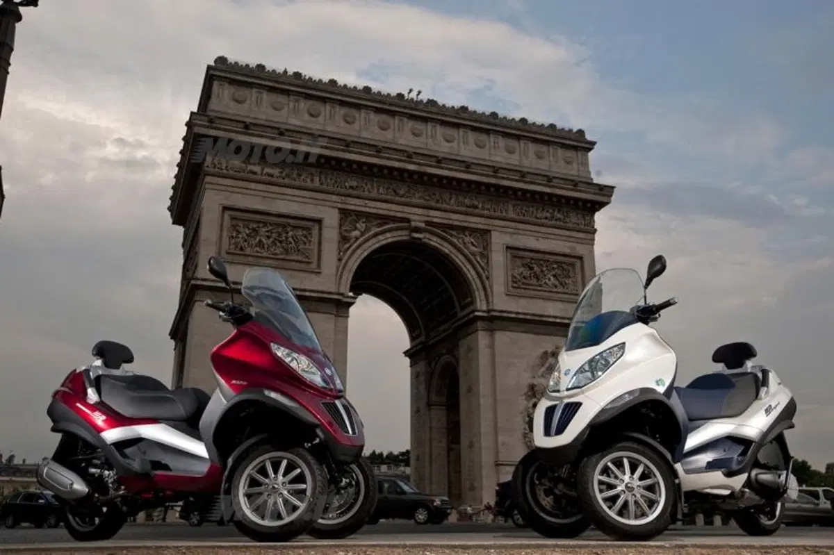 Piaggio presenta MP3 300ie, anche Hybrid (4)