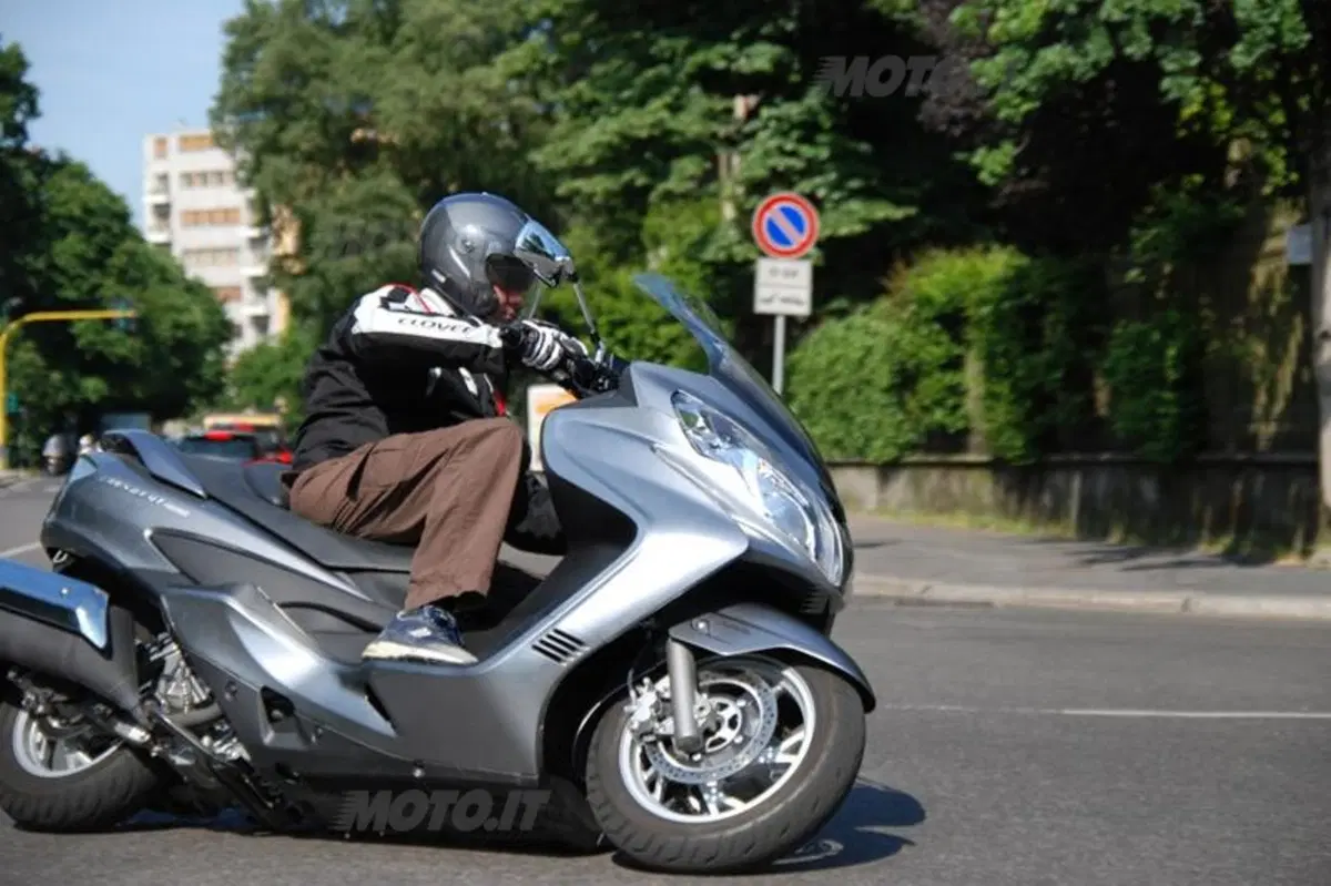 Suzuki Burgman 400 ABS  (3)