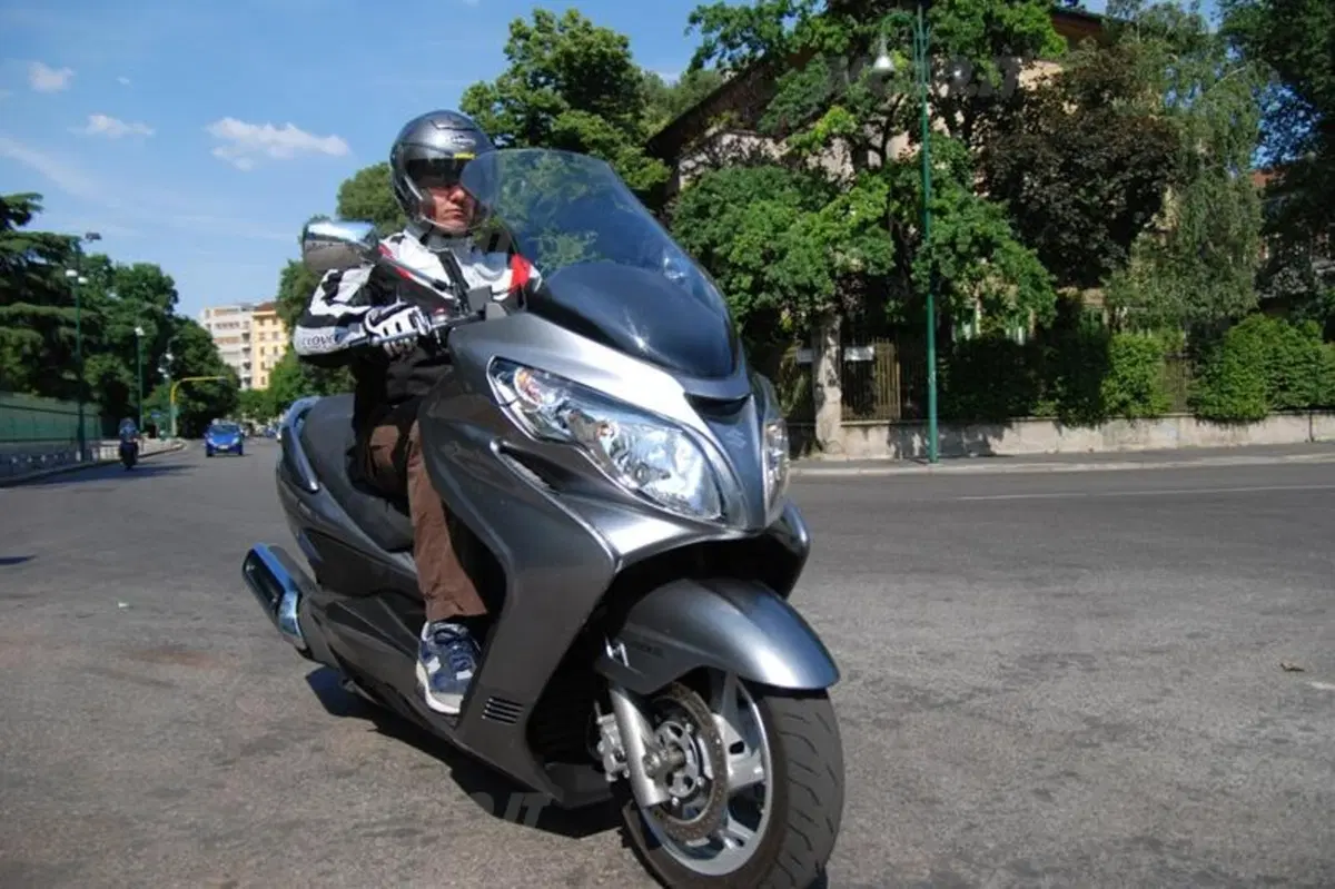 Suzuki Burgman 400 ABS  (4)