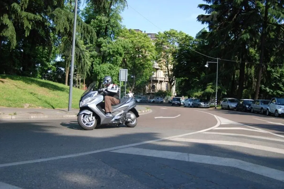 Suzuki Burgman 400 ABS  (5)
