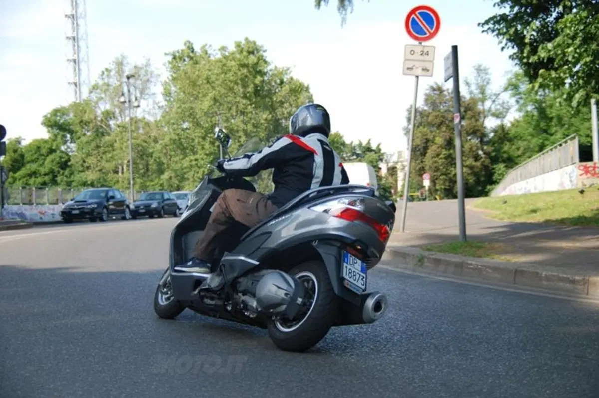 Suzuki Burgman 400 ABS  (6)