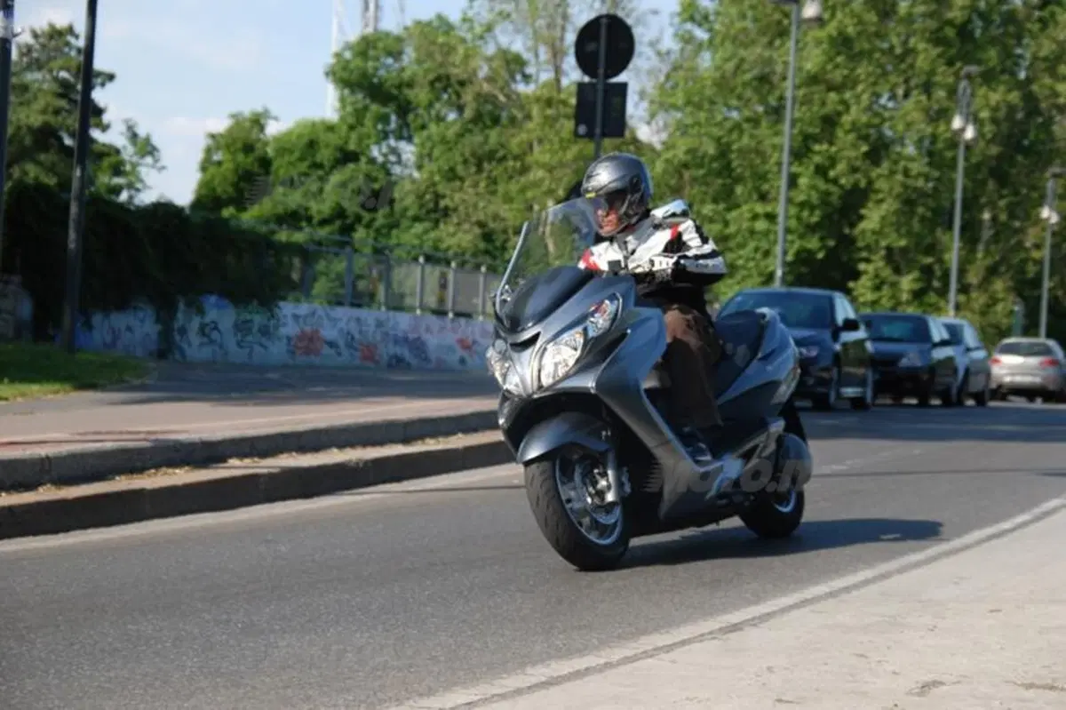 Suzuki Burgman 400 ABS  (7)