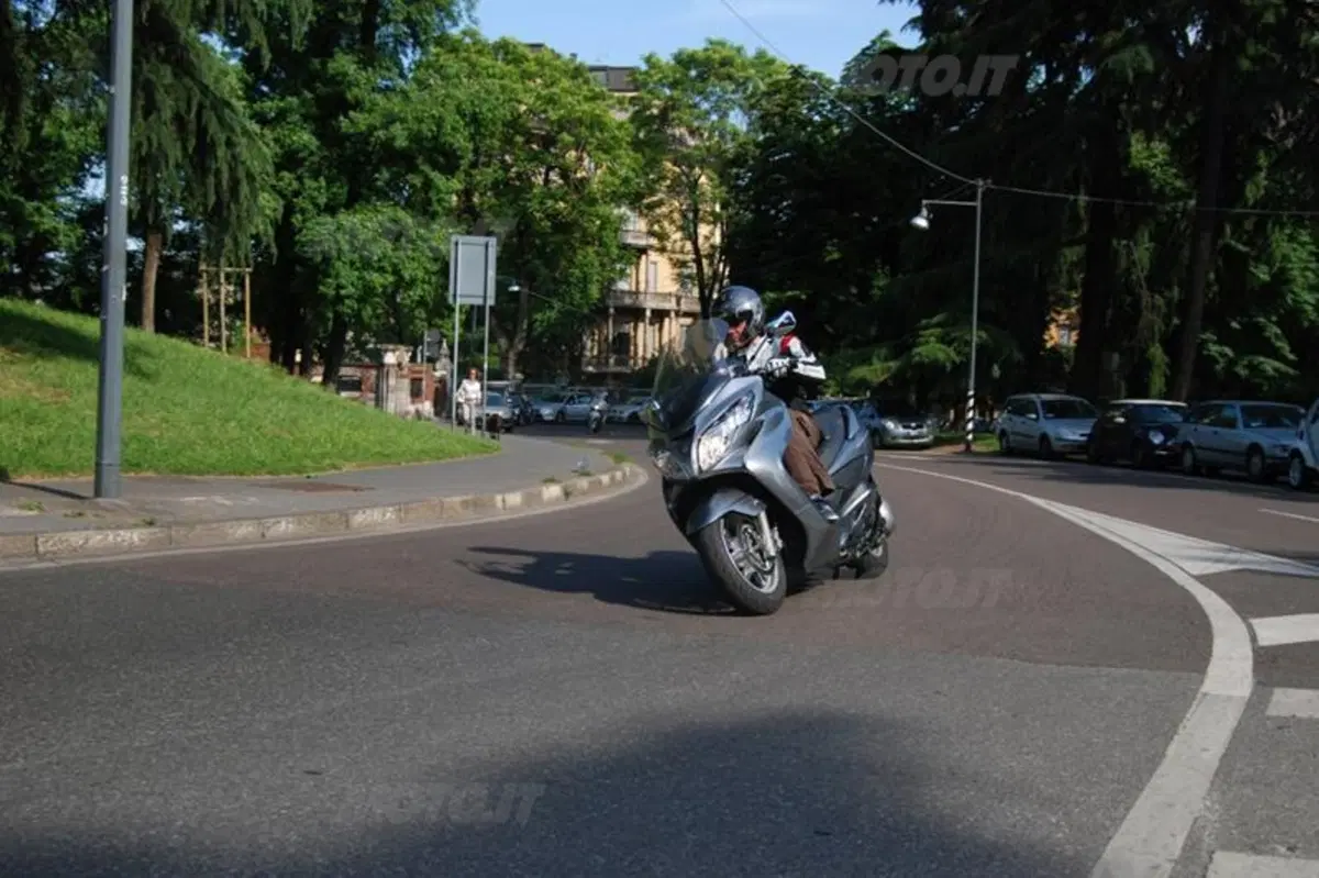 Suzuki Burgman 400 ABS  (8)
