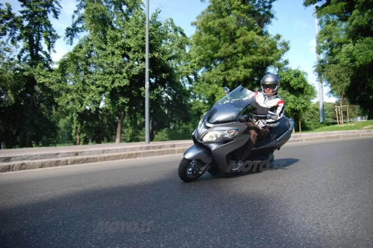 Suzuki Burgman 400 ABS  (9)