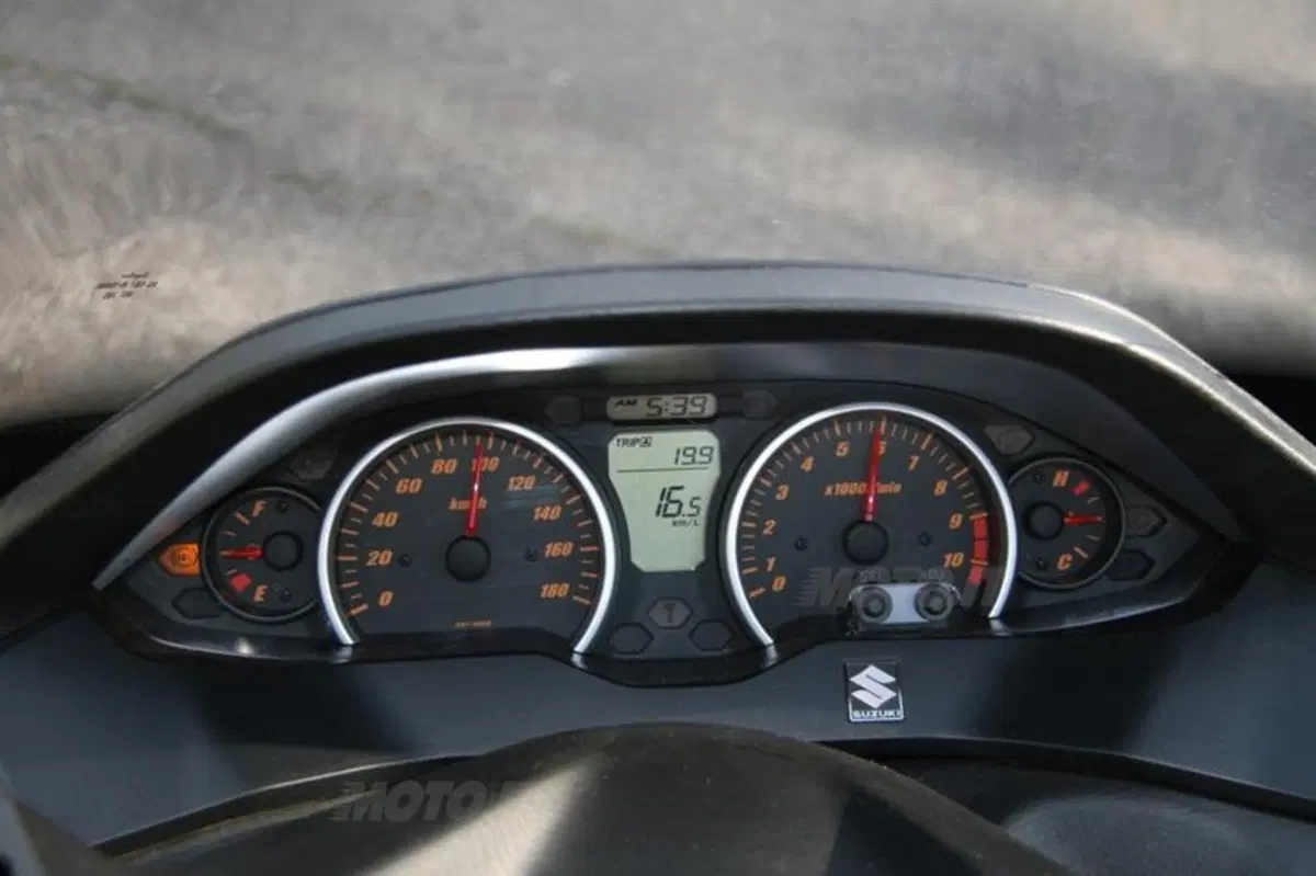Suzuki Burgman 400 ABS  (12)