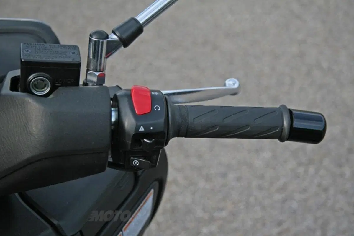 Suzuki Burgman 400 ABS  (27)