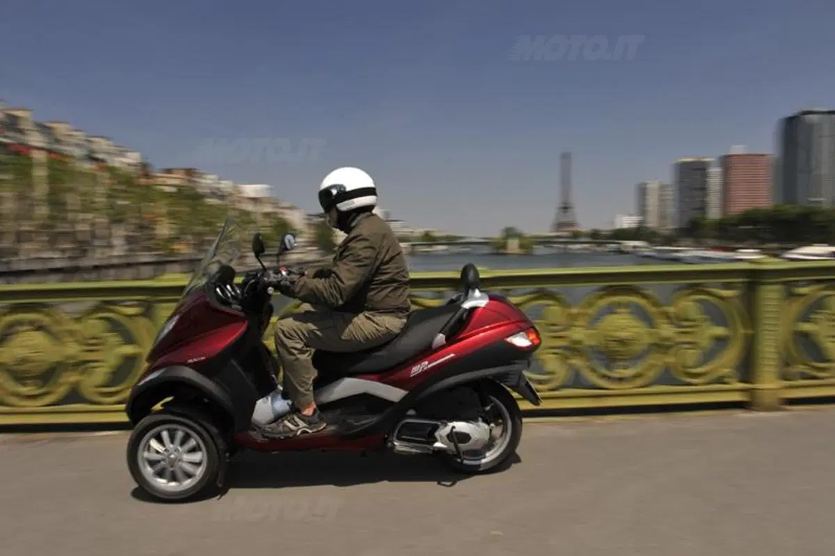 Piaggio MP3 300 i.e. e Hybrid  (2)