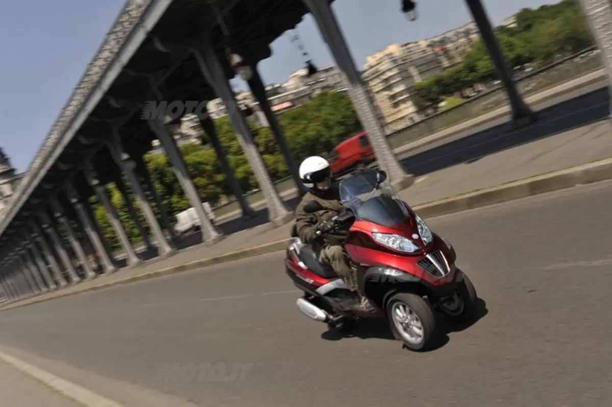 Piaggio MP3 300 i.e. e Hybrid  (3)