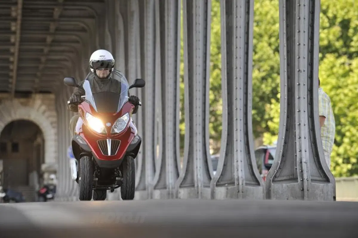 Piaggio MP3 300 i.e. e Hybrid  (4)