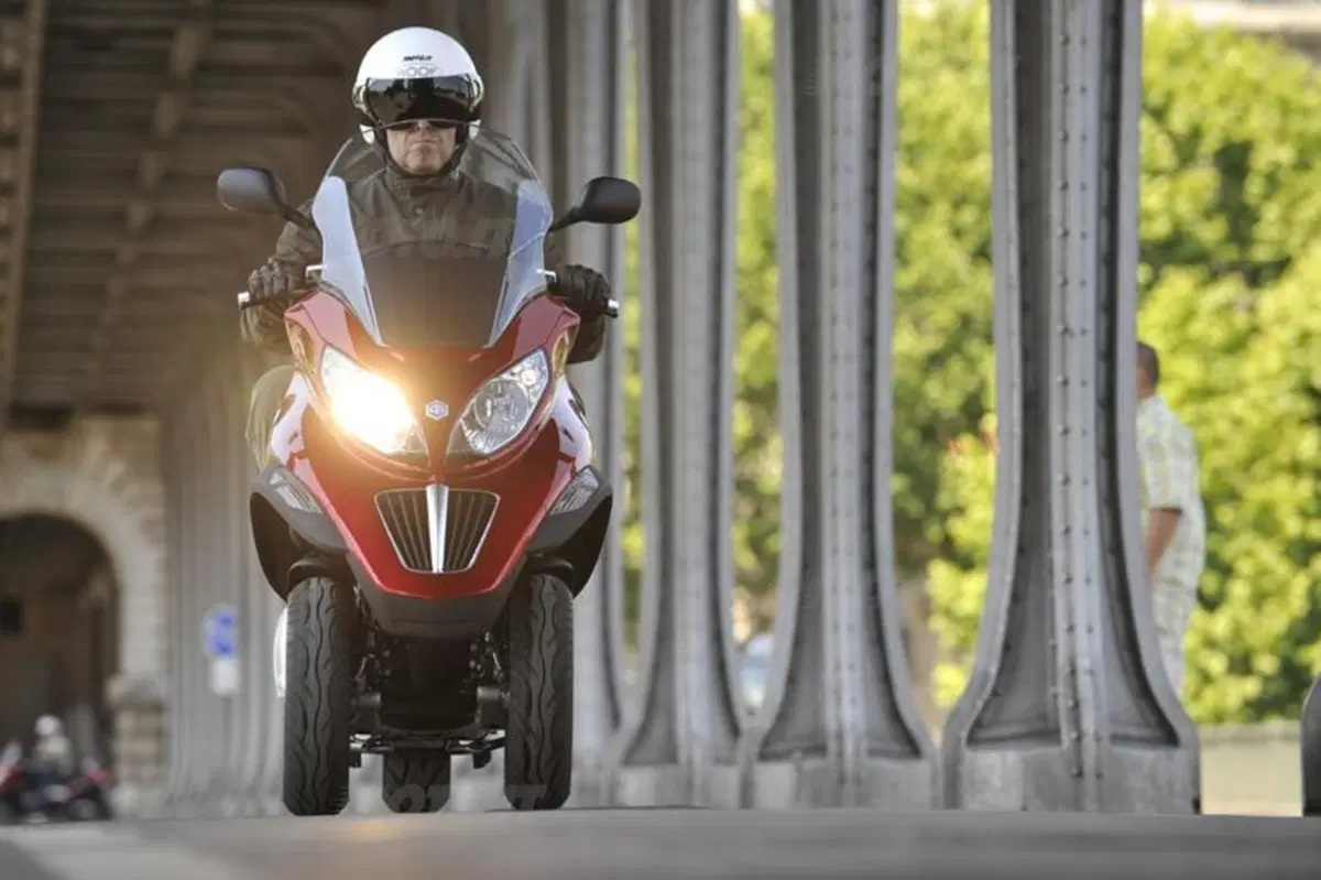 Piaggio MP3 300 i.e. e Hybrid  (5)