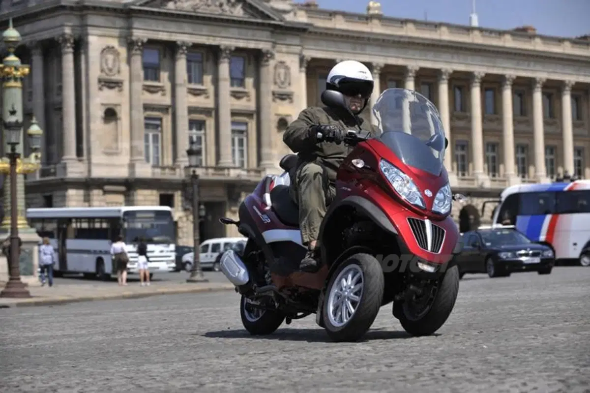 Piaggio MP3 300 i.e. e Hybrid  (6)