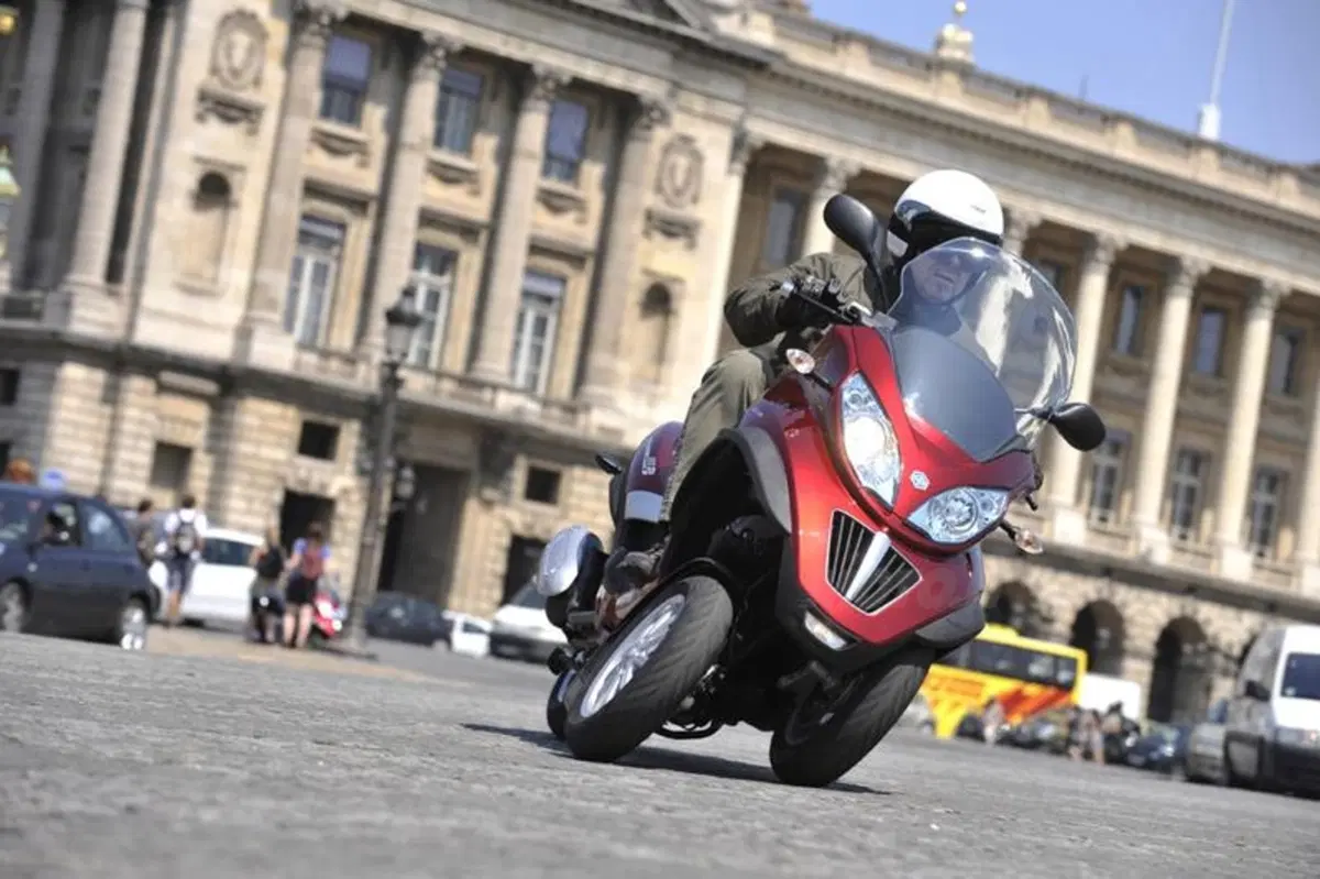 Piaggio MP3 300 i.e. e Hybrid  (7)