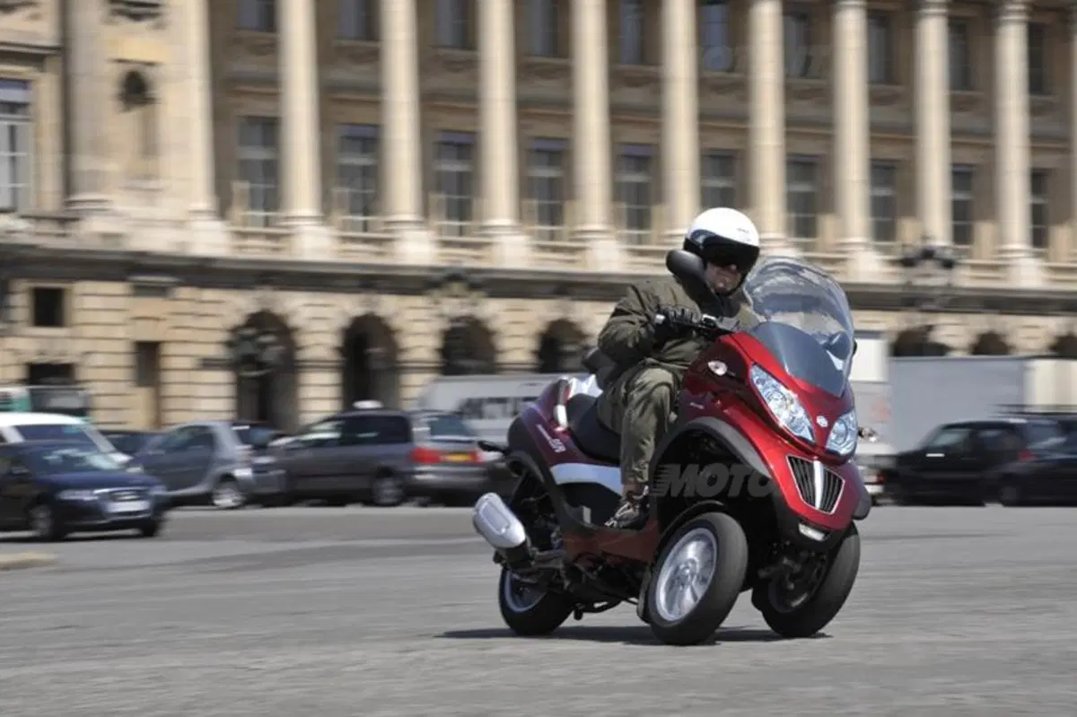 Piaggio MP3 300 i.e. e Hybrid  (8)