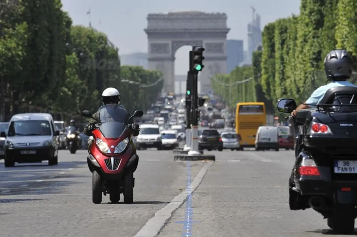 Piaggio MP3 300 i.e. e Hybrid  (9)