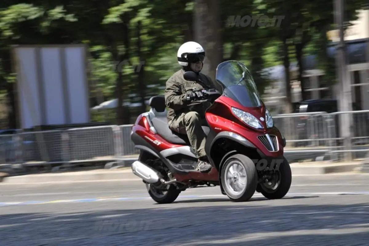 Piaggio MP3 300 i.e. e Hybrid  (10)