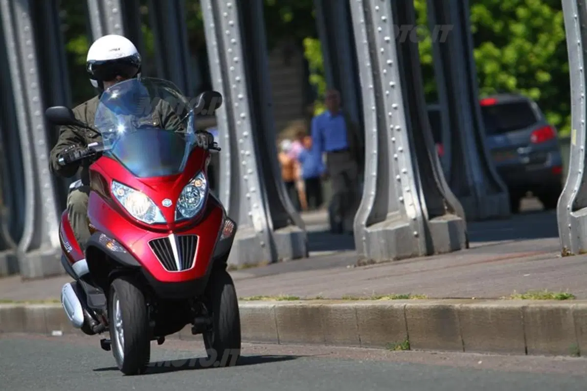 Piaggio MP3 300 i.e. e Hybrid  (11)